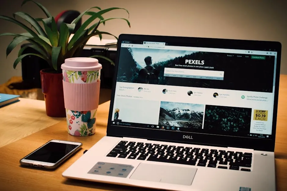 Notebook a mobil na stole pri porovnávaní webových stránok ako referencie pre nový návrh